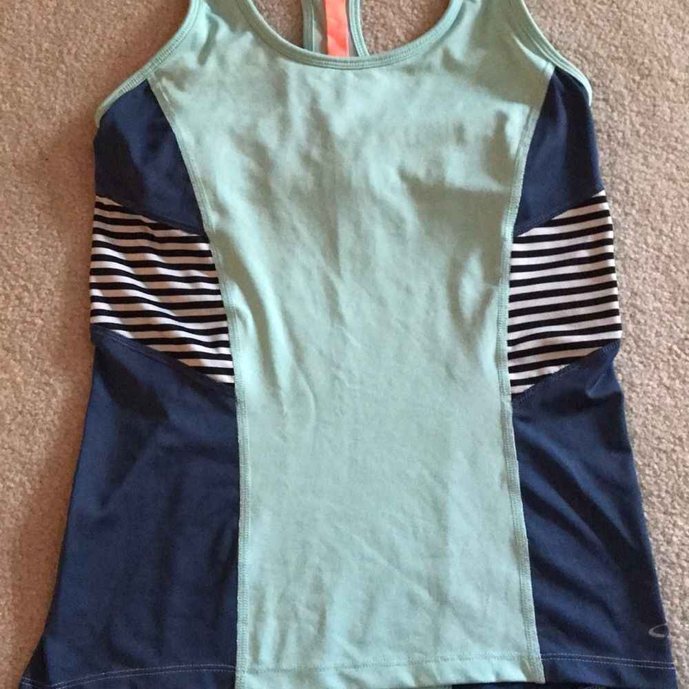 Workout top - Picture 2 of 3